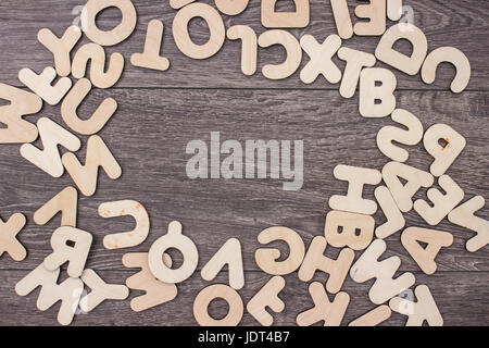 Holzbuchstaben auf Holzbrett Hintergrund Stockfoto