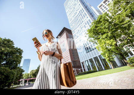 Geschäftsfrau im Freien in der modernen Stadt Stockfoto