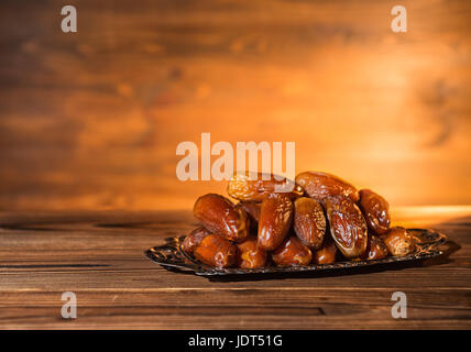 Termine im Tray, Abendstimmung, Konzept der Ramadan Kareem, Textfreiraum, Nahaufnahme Stockfoto