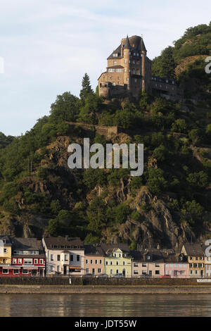 Burg Katz (Deutsch: Burg Katz) ist eine Burg oberhalb der deutschen Stadt St. Goarshausen in Rheinland-Pfalz. Katzenburg in englischer Sprache. Stockfoto