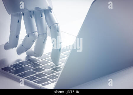 Chat Bot, künstliche Intelligenz, Robo-Berater, Roboter-Konzept. Roboter Finger zeigen Laptop-Taste. Blauton. Stockfoto