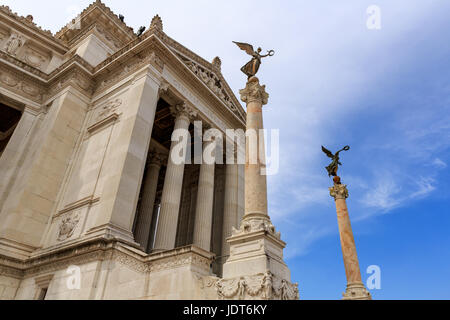 Die Victor Emmanuel II-weißes Gebäude mit historischen Statuen, Rom, Italien Stockfoto