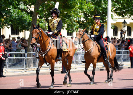 Kings Truppe Royal Horse Artillery während Trooping the Colour 2017 in der Mall, London, Großbritannien Stockfoto