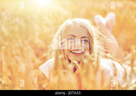 glückliche Frau oder Teen Mädchen liegen im Bereich Getreide Stockfoto