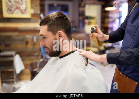 Friseur Styling Spray auf Haarausfall im Shop anwenden Stockfoto