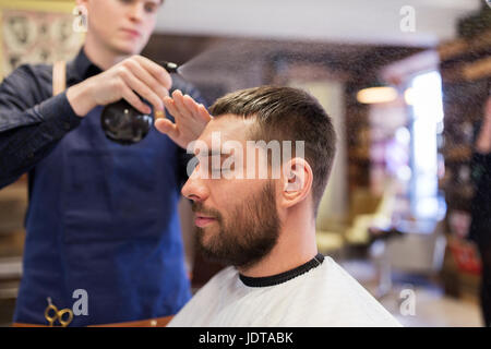 Friseur Styling Spray auf Haarausfall anwenden Stockfoto