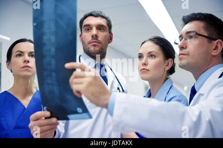 Gruppe von Ärzten mit Blick auf Röntgen-Scan Bild Stockfoto