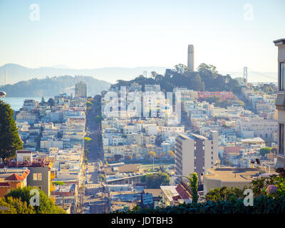 Ein Blick auf die North Beach und Telegraph Hill Preiskategorien und Coit Tower und Bay Bridge, Blick nach Osten von Russian Hill in San Francisco, Kalifornien. Stockfoto