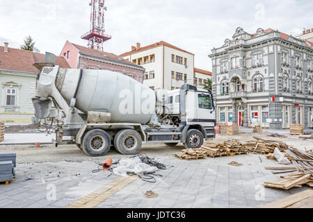 Mixer Truck ist Transport Zement an den Casting-Ort auf der Baustelle. Stockfoto