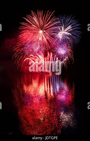 Feuerwerk. Schöne bunte Feuerwerk auf dem Wasser mit einem sauberen schwarzen Hintergrund. Fun Festival und Wettbewerb der Feuerwehrleute Brünner Stausee - Tschechisch Stockfoto