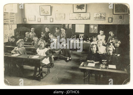 Postkarte von Säuglingen in der Watermoor School mit Lehrerin Miss Bartlett, Cirencester, England, Großbritannien datiert 1929 Stockfoto