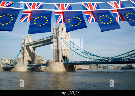 EU und UK Bunting Fahnen vor London, England-Skyline über der Themse an der Tower Bridge Stockfoto