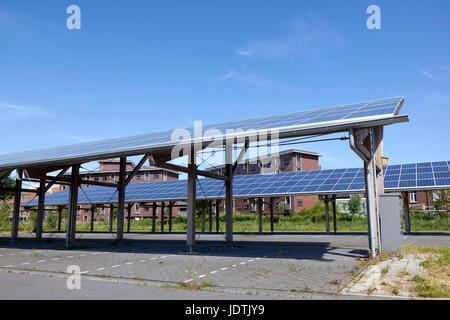 Solaranlage auf Dach der Parkplatz am Wasser Campus Leeuwarden in den Niederlanden unter blauem Himmel Stockfoto