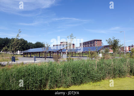 Solaranlage auf Dach der Parkplatz am Wasser Campus Leeuwarden in den Niederlanden unter blauem Himmel Stockfoto