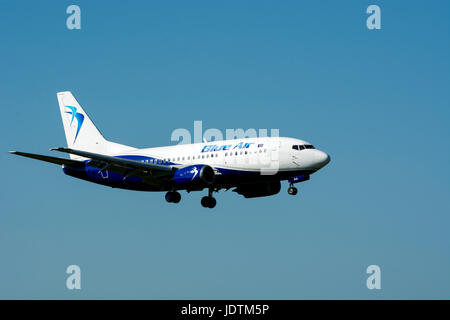 Blue Air Boeing 737 Landung am Flughafen Birmingham, UK (YR-BAG) Stockfoto