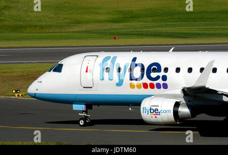 Flybe Embraer ERJ-175 Rollen am Flughafen Birmingham, UK (G-FBJC) Stockfoto