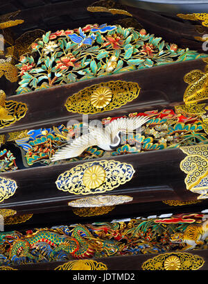 Nahaufnahme von der bunten und kunstvollen Dekorationen in Kara-Mon Tor, mit Schwerpunkt auf dem Schnitzwerk von einem Kran, Nijo Burg, Kyoto, Japan Stockfoto