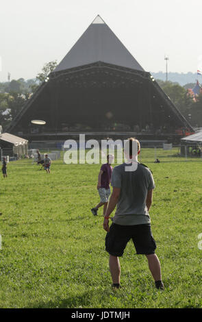 Zwei Männer spielen Frisbee vor der Pyramide-Bühne auf dem Glastonbury Festival 2017 vor Ort am Tag vor der offiziellen Eröffnung. Foto Datum: Dienstag, Juni Stockfoto