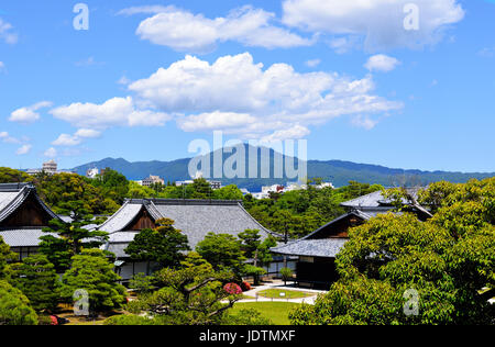 Honmaru Palast mit Berg Hiei im Hintergrund, Nijo Burg, Kyoto, Japan Stockfoto