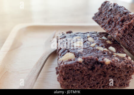 Köstlichen Brownie-Stücke in Holzplatte Stockfoto