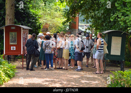 Gruppe auf einer geführten Tour von Chelsea Physic Garden Stockfoto