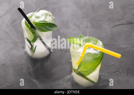 zwei Gläser mit frischen Cocktail aus Eis auf Beton Tisch Stockfoto