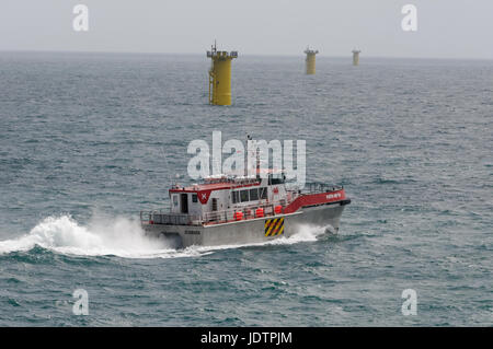 Eine Crew Transfer Schiff an die Rapunzeln Offshore-Windpark Stockfoto