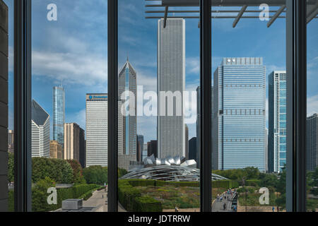 Blick auf Chicago Buidlings und Harris Auditorium aus Chicago Art Institue Fenster Stockfoto