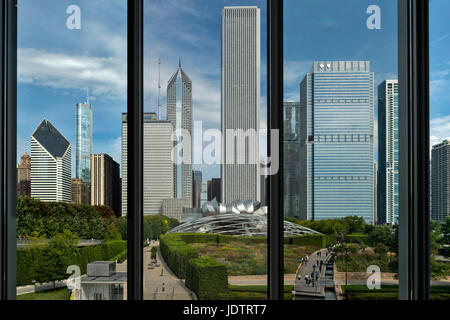 Blick auf Chicago Buidlings und Harris Auditorium aus Chicago Art Institue Fenster Stockfoto