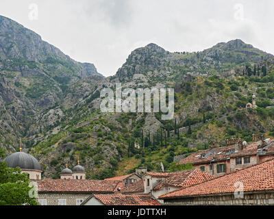 Kotor der ummauerten Stadt in der Bucht von Kotor-Montenegro Stockfoto