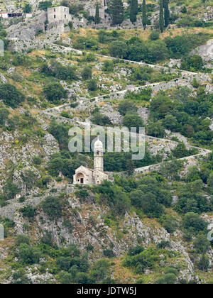 Kotor der ummauerten Stadt in der Bucht von Kotor-Montenegro mit der Stadtmauer und der Liebfrauenkirche Heilmittel oder Gesundheit am Berghang Stockfoto