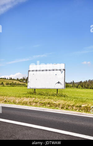 Leere Werbung Plakat durch eine Straße/Platz für Text, geringe Schärfentiefe. Stockfoto