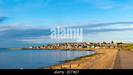 Am Abend Sonnenlicht an der Uferpromenade in Hampton, Herne Bay, Kent, UK. Stockfoto