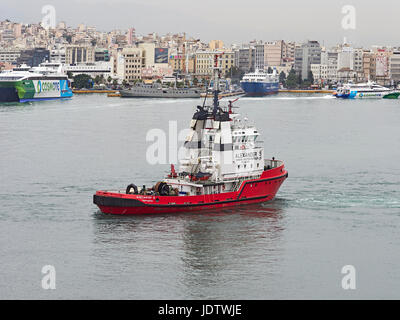 Hafen von Piräus Hafen für Athen Griechenland und Schlepper Boot Stockfoto