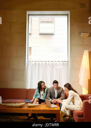 Team-Meeting in der Lobby des Hotels Stockfoto