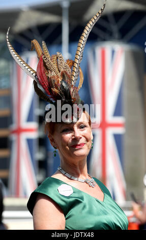 Rennenbesucher Marion Ramshaw, von der schottischen Grenze, am Tag zwei des Royal Ascot in Ascot Racecourse. Stockfoto