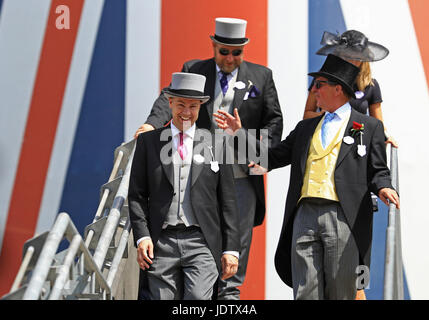 Racegoers genießen Sie die Atmosphäre in der königliche Gehege tagsüber zwei Royal Ascot in Ascot Racecourse. Stockfoto