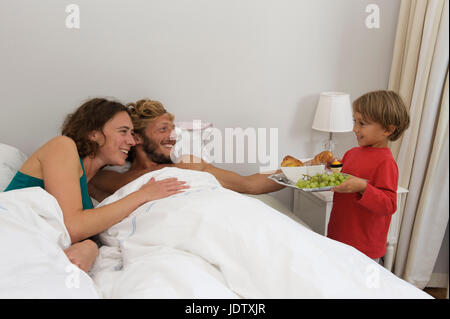 Junge, Frühstück für seine Eltern Stockfoto