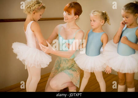 Im Gespräch mit Studenten Ballettlehrerin Stockfoto