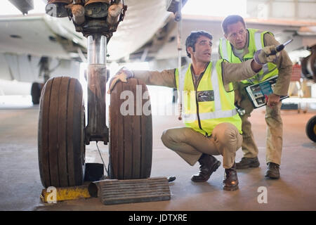 Flugzeug-Arbeiter am Flugplatz sprechen Stockfoto