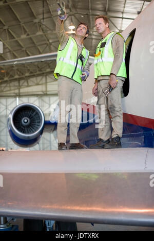 Flugzeug-Arbeiter am Flugzeug sprechen Stockfoto