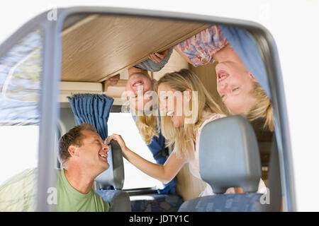 Familie lächelnd in Wohnmobil Stockfoto