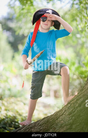 Junge spielt im Piratenkostüm Stockfoto
