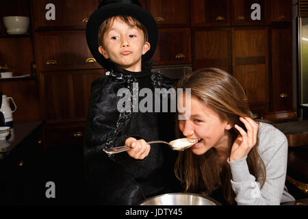 Mädchen Verkostung junge Magier? s Kochen Stockfoto