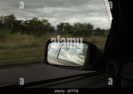 Regentropfen auf Außenspiegel des Autos Stockfoto