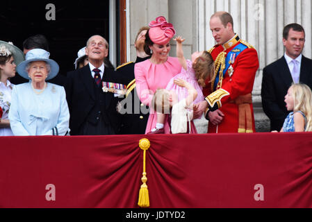 Königliche Familie auf dem Balkon für den Queens Birthday-Flypast nach dem Trooping The Color 2017 in der Mall, London. Generations of Royalty. Prinz Philip Stockfoto