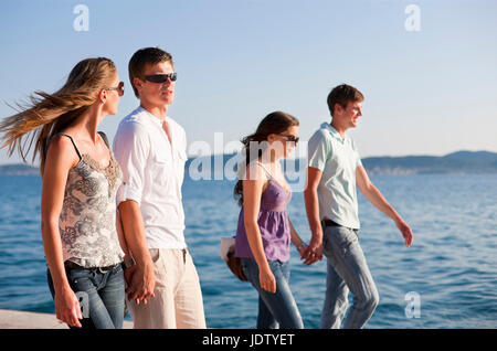Paare gehen Hand in Hand am pier Stockfoto