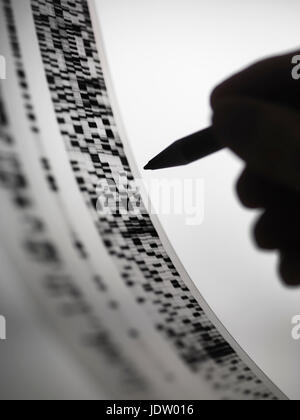 Wissenschaftler, die Markup für DNA-autoradiogram Stockfoto