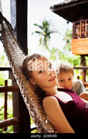 Kinder zum Entspannen in der Hängematte Stockfoto