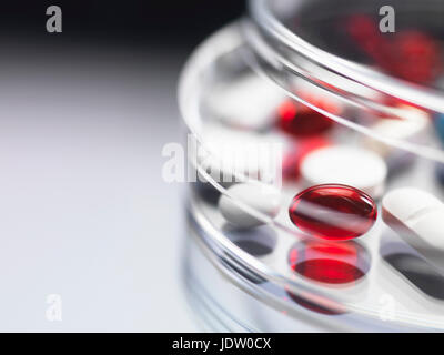 Nahaufnahme von Pillen in klares Glas Stockfoto